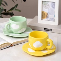 Ensemble tasse et soucoupe en céramique pour le thé de l'après-midi, motif nuage de couleur pastel, irrégulier, moderne et minimaliste