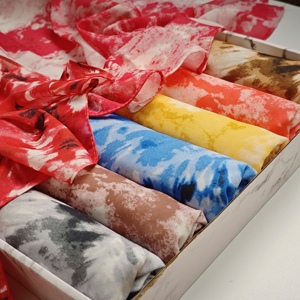 ผ้าคลุมศีรษะมุสลิมแบบผ้าชีฟองมุกย้อมสีแบบไท-ได ระบายอากาศได้ดี ผ้าคลุมไหล่ลายหินอ่อนไล่สีแบบออมเบร ผ้าพันคอแฟชั่นทรงสี่เหลี่ยมสำหรับฤดูร้อน รับทำโลโก้ตามสั่ง - Product Image 1