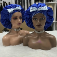 Livraison immédiate Bonnet personnalisé double couche en satin avec nœuds Couvre-chef réversible en soie et longue bande de cravate pour les fêtes d'affaires