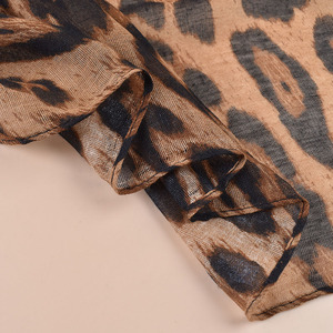 <span class=keywords><strong>Sciarpa</strong></span> in Seta Balinese di Alta Qualità per Donne, Leggera e Traspirante con Motivo Leopardato Stampato, Ideale per Viaggi e Primavera - Product Image 4