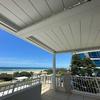 Pergola bioclimatique motorisée moderne certifiée CE, sur mesure, imperméable, en aluminium, avec toit à lames, pour jardin extérieur