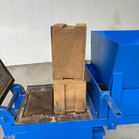 Vente chaude, moules robustes et personnalisables parfaits pour la fabrication de différentes tailles et formes Machine de fabrication de briques en argile manuelle