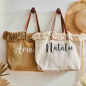 Sac de plage personnalisé pour enterrement de vie de jeune fille, sac fourre-tout brodé sur mesure avec nom pour mariage en destination, sacs de piscine en toile à franges - Product Image 1