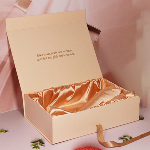 蓋にカスタムゴールド箔押し、ベージュ1200/1500gsm厚紙、リボン結び、マグネット開閉、中型硬質ギフトボックス（ドレスまたはアバヤ用） - Product Image 2