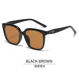 Gafas de sol cuadradas Gm para mujer, montura de PC, lentes AC, protección UV400, tipo 3, remaches con puntos grises, estilo urbano moderno - Product Image 1