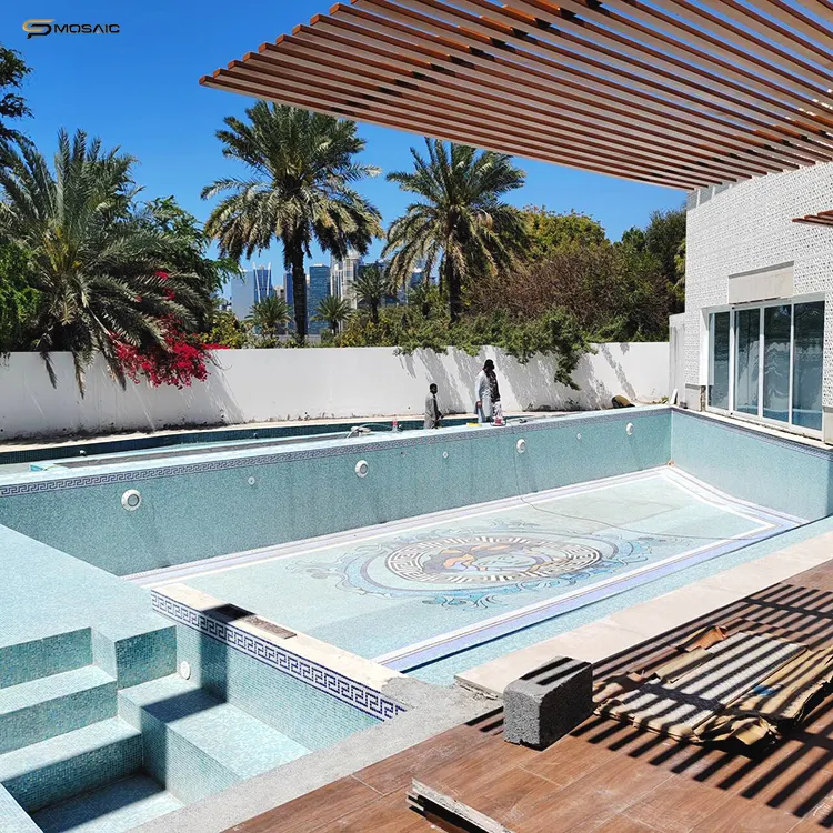 Piscina ao ar livre em mosaico azul celeste, villa grande de Dubai, projeto de piscina, design de luxo italiano, decoração de piso, arte em mosaico de vidro