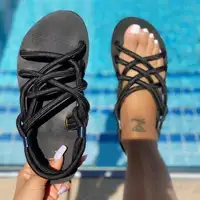 O ENVIO GRATUITO de sandálias de dedo do pé redondo Plana cruz a corda (sapatas das mulheres) tamanho grande sandálias de praia