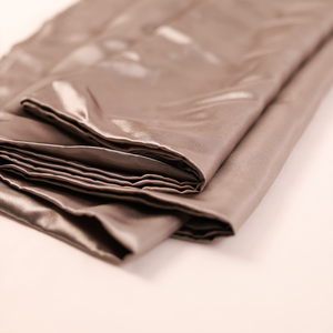 低MOQ 100%ポリエステル光沢生地卸売 無地サテン生地 衣類 ドレス ベッドシーツ用 - Product Image 1