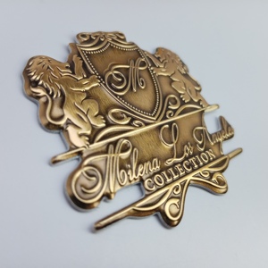 Botella de Agua Ecológica de Lujo con Etiqueta de Aluminio Personalizada, Placa de Identificación de Aluminio Dorada para Bebidas Premium, Dulces y Ropa - Product Image 1