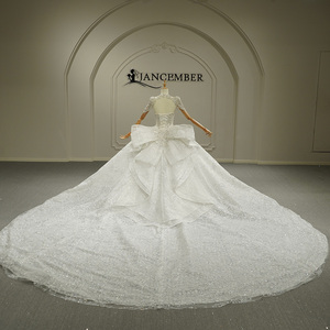 GT26053 Robe de mariée moderne style Princesse grande taille, en dentelle, à manches longues, décolleté cœur, traîne chapelle, coupe princesse - Product Image 5