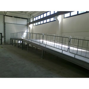 Rampa Móvil de Aluminio para Patio TM PEDANE KING120, Marco de Acero Galvanizado Manual, Capacidad de 8000 kg, Cumple con la Norma EN1398 - Product Image 5