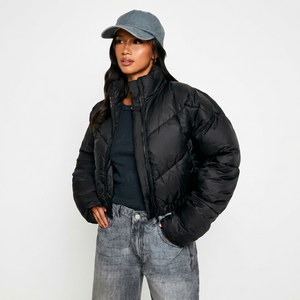 Dernière collection : Doudoune matelassée noire personnalisée pour femme, coupe courte, col montant, style bouffant, en duvet, idéale pour l'hiver - Product Image 1