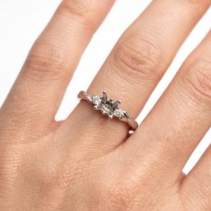 Bague de fiançailles semi-montée sur mesure en or blanc 18 carats à quatre griffes, avec bande torsadée et panier de diamants latéraux, certifiée IGI, pour mariage, OEM - Product Image 4