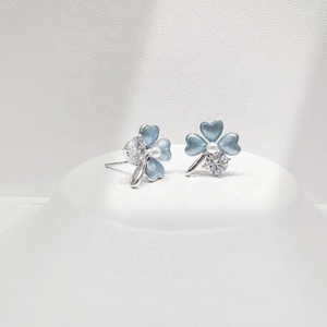 ต่างหูเงินแท้ 925 แบบแฟนซี ป้องกันการแพ้ ดีไซน์น่ารัก ราคาถูก สำหรับครู เด็กๆ ลายสัตว์ ผีเสื้อ โคลเวอร์เคลือบสี สำหรับฤดูร้อน - Product Image 1