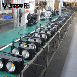 ไฟ LED รุ่น VSHOW BL200 จำนวน 4 ชิ้น พร้อมไฟ LED Blinder จำนวน 2 ชิ้น กำลังไฟ 100 วัตต์ 2 ดวง สีวอร์มไวท์ กำลังสูง สำหรับงานแสดงบนเวทีระดับมืออาชีพ เหมาะสำหรับงานอีเว้นท์ สตูดิโอ และคอนเสิร์ต - Product Image 6