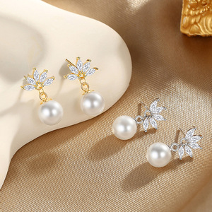 Orecchini a perno con petali di fiori decorati con perline, eleganti accessori da donna per feste e uso quotidiano, ideali come regalo. - Product Image 1