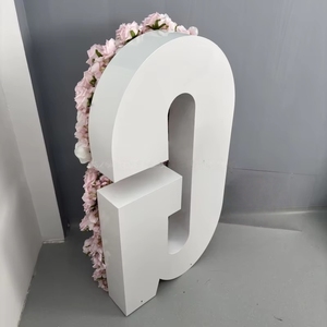 Grand chapiteau floral de 120cm avec chiffres et lettres pour décoration de mariage - Product Image 1