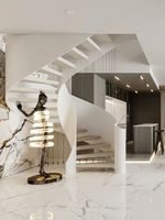 Escalier hélicoïdal courbé Tanlong avec poutre monolithique, balustrade en verre, escalier flottant moderne avec marches en bois massif