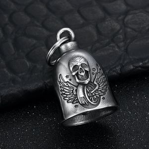 Colgante de acero inoxidable con forma de calavera y alas, campana protectora, estilo retro, adorno para coche, uso diario - Product Image 2