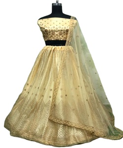 Lourd dernier Bollywood Lahenga Choli couleur jaune travail de broderie en soie Lahenga Choli avec soie Dupatta et meilleur prix Alphanumero Shalwar Kameez - Product Image 1