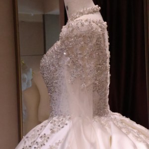 فستان زفاف فاخر وعصري بتصميم ملكي للأميرات، مقاس كبير، مزين بالدانتيل والشبك وأحجار الراين، بفتحة رقبة على شكل V، وشرابات طويلة، وكريستال، وظهر مكشوف - Product Image 5