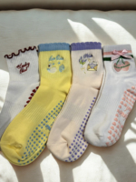 Chaussettes de Pilates colorées pour femmes, avec grip, volants, logo brodé personnalisé, en coton antidérapant, pour yoga et Pilates