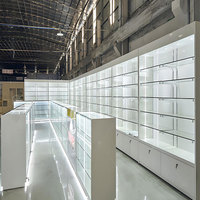 ONI Shopfitting Affichage commercial moderne minimaliste Optimiser l'expérience vitrine de marchandises LED Transparent Commercial