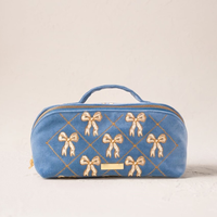 Trendige Dunkelblaue Samt-Toilettentasche mit Goldener Schleife und Gittermuster, Flache Reise-Kosmetiktasche, Premium Aufbewahrungsbeutel, Make-up-Tasche