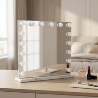Miroir de maquillage rectangulaire éclairé avec bordure à ampoules et cadre blanc