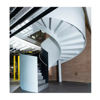 Villa de luxe moderne, escalier en colimaçon incurvé avec garde-corps en marbre de haute qualité et revêtement en poudre