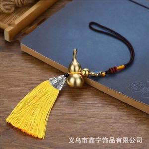 Pendentif de voiture en forme de gourde en cuivre avec pompon rouge et clochette pour la décoration intérieure - Product Image 3