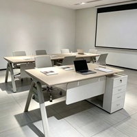 Bureau de direction moderne avec plateau en mélamine kaki, panneau de modestie, pieds en métal en forme de A et ensemble de rangement latéral