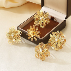 Bague géométrique multicouche en acier inoxydable haut de gamme, style rétro européen et américain, motif <span class=keywords><strong>tournesol</strong></span>, style <span class=keywords><strong>cour</strong></span>, pour femme, dorée et tendance - Product Image 2