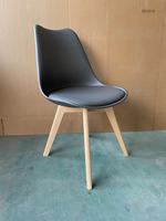 Chaises de salle à manger en plastique Tulip avec pieds en bois massif de hêtre, style nordique, pour salon, hôtel, restaurant, café - Vente en gros usine