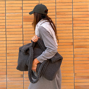Borsa a Spalla da Donna CDHAT con Logo Personalizzato, Minimalista, Grande, in Tessuto <span class=keywords><strong>Teddy</strong></span> <span class=keywords><strong>Ecru</strong></span>, Chiusura con Cerniera, Fodera in Poliestere - Product Image 3