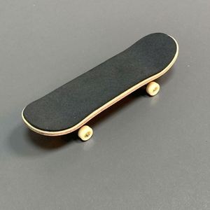 Fingerboard Profesional de Madera de Arce Completo con Tuercas, Trucks y Kit de Herramientas - Product Image 2