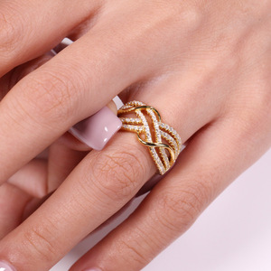 Anello da Donna con Design a Onde Multistrato e Stile Cavo - Product Image 2