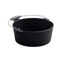 Ensemble de camping 8 pièces en fonte avec couvercle et poignée de levage, comprenant faitouts, poêle à frire, grill de camping sur trépied et boîte de rangement