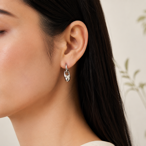 Boucles d'oreilles pendantes en acier inoxydable, motif fluide et élégant, finition argentée polie et options de couleur plaqué or 14 carats sous vide, 27×14 mm - Product Image 4