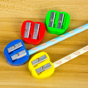Taille-crayon double trou <span class=keywords><strong>en</strong></span> forme de pomme pour étudiants, <span class=keywords><strong>en</strong></span> plastique, pour crayons à sourcils et maquillage, fournitures scolaires et de <span class=keywords><strong>bureau</strong></span>, vente <span class=keywords><strong>en</strong></span> <span class=keywords><strong>gros</strong></span>, personnalisable - Product Image 5