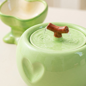Fuente de agua para mascotas de cerámica con forma de manzana, dispositivo automático para beber para gatos y perros, desmontable y fácil de limpiar - Product Image 3