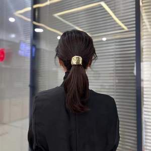 Pince à cheveux rectangulaire en alliage de zinc métallique effet lave 12 cm, haute qualité Tiyo, pour queues de cheval basses et usage quotidien - Product Image 4