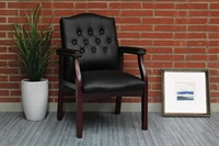 Fauteuil d'invité classique Boss Office Caressoft, finition acajou, base en bois, accoudoirs fixes, pieds coniques, mouvement coulissant, prêt à l'emploi, style antique