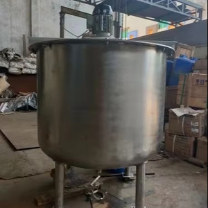 Cuve de mélange industrielle en acier inoxydable avec agitateur motorisé, réservoir vertical pour le mélange et le traitement des liquides - Product Image 1