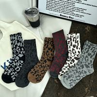 Vente en gros Street Trending Full Print Chaussettes léopard Motif guépard Femmes Chaussettes en coton Crew Spot Dot