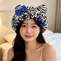 Bonnet de nuit doux à motif zèbre avec oreilles d'ours mignonnes et nœud bleu, doublure intérieure en satin, protection capillaire nocturne