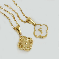 Colgante de placa de nombre de diseño personalizado de fábrica, collar con colgante de letra inicial de concha de trébol de cuatro hojas árabe de la suerte con diseño de fábrica