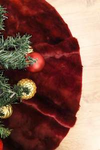 Jupe de Noël en fausse fourrure bordeaux, tapis de décoration de fête moelleux et pelucheux, couvre-socle de sapin de Noël rond et duveteux - Product Image 4