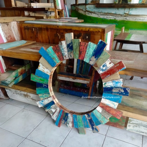 Espejo Redondo Sun Mirror, hecho con madera de barco recuperada en su color natural, perfecto para añadir un toque rústico a cualquier espacio. - Product Image 2