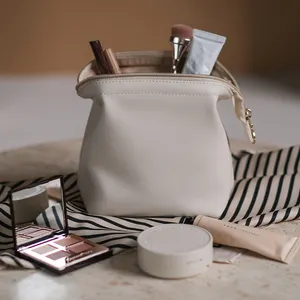 Lüks moda özelleştirilmiş özel markalı ruj çantası sevimli hamur şekli debriyaj kozmetik makyaj çantası